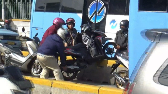 Dicegat Polisi di Jalur Busway, Pengendara Gotong Royong Angkat Motor