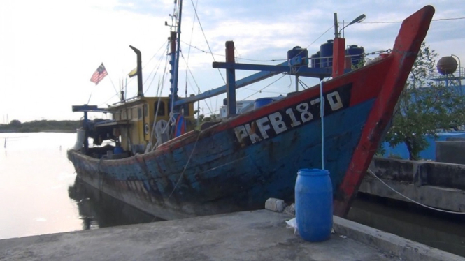 KAPAL ASING MALAYSIA CURI IKAN