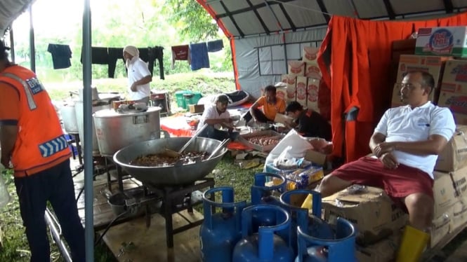 BNPB Pasok Ribuan Nasi Bungkus Untuk Korban Banjir di Karawang