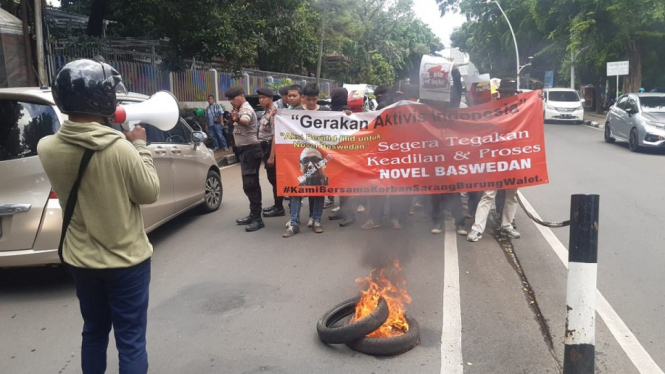 spanduk dan bakar ban