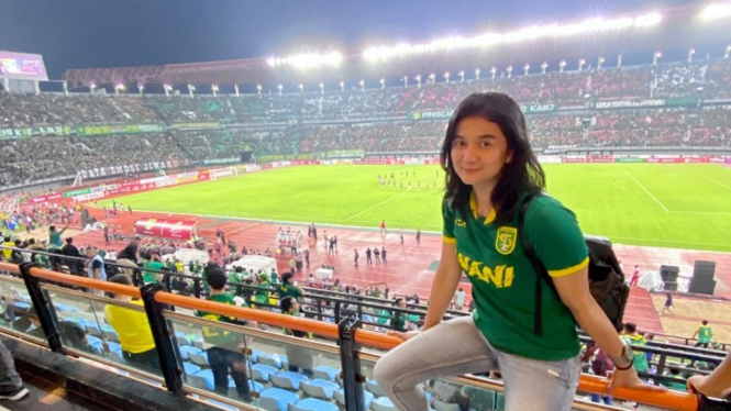 Jadi Suporter Persebaya, Atlet Voli Cantik Ini Ingin Kawal Bajul Ijo ke Jakarta (Foto: Maya Indri)