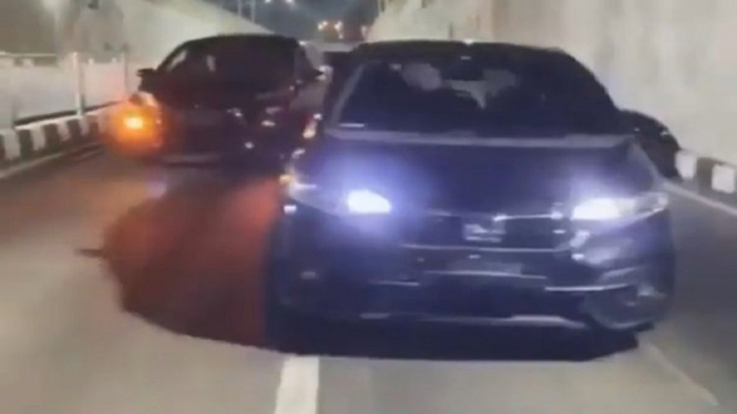 Bikin Konten TikTok di Underpass, 4 Mobil Ditilang Polisi (Foto Tangkap Layar Video TikTok)