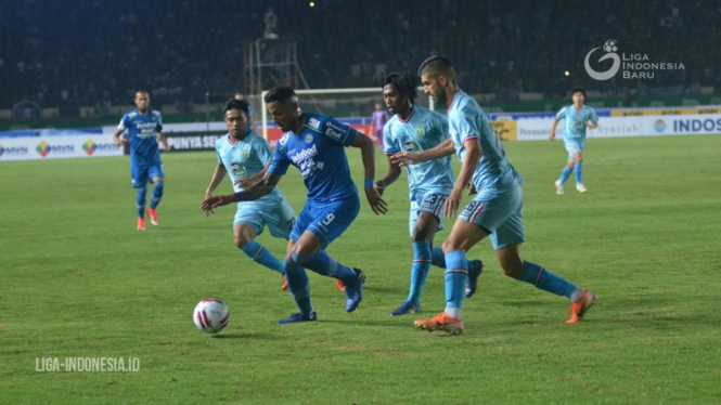 Wander Luiz Adu tajam dengan Geoffrey Castillions 2-1 vs Persela Lamongan (3-0)