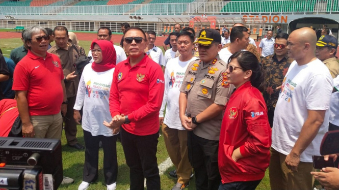Ketua Umum PSSI Mochamad Iriawan menengok kesiapan Stadion Pakansari Kabupaten Bogor ditemani Bupati Bogor Ade Yasin, Wakil Bupati Iwan Setiawan