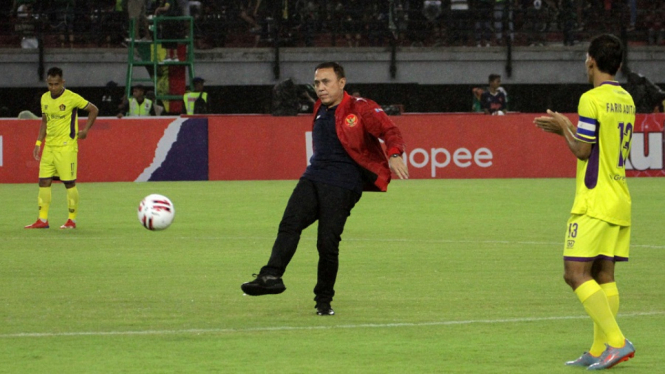 Ketua Umum PSSI, Mochamad Iriawan saat kick-off Liga 1 2020 antara Persebaya vs Persik di Gelora Bung Tomo pada 29 Februari 2020