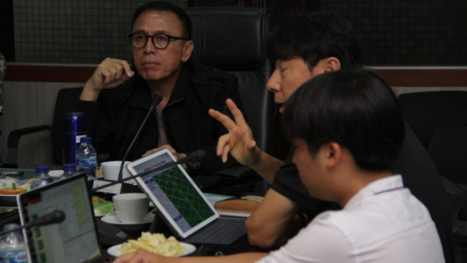 Pelatih kepala tim nasional Indonesia Shin Tae Yong dalam paparan kepada Ketua Umum PSSI Mochamad Iriawan