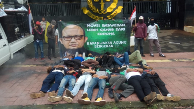 Aktivis Corong Rakyat Lakukan Tidur di Jalan Tuntut Novel Basewdan Diadili (Foto ANTV-Yudi)