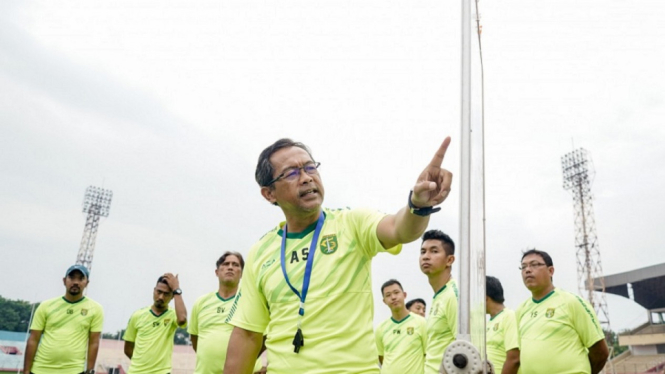 Pelatih Persebaya Aji Santoso