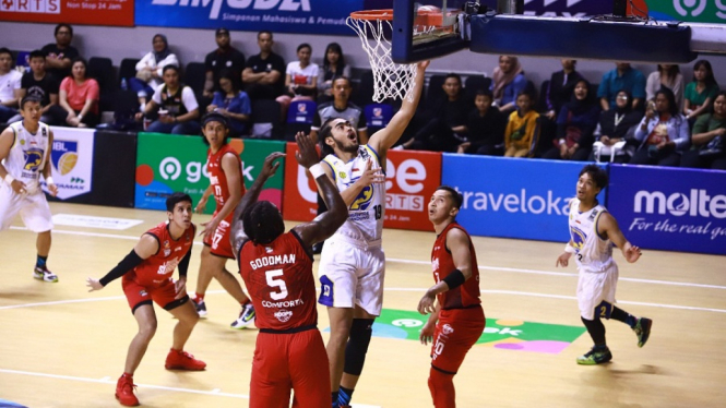 IBL 2020 - Prawira Bandung 79-72 Louvre Surabaya, kemenangan untuk Yaya