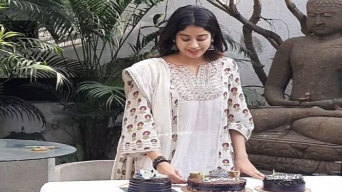 Aktris Cantik Bollywood Janhvi Kapoor Tolak Makan Kue Ultah Tawaran Paparazzi (Foto Instagram @manav.manlangi)