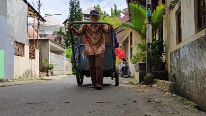 Renta Tertatih, Kakek 80 Tahun Punguti Sampah Demi Keluarga