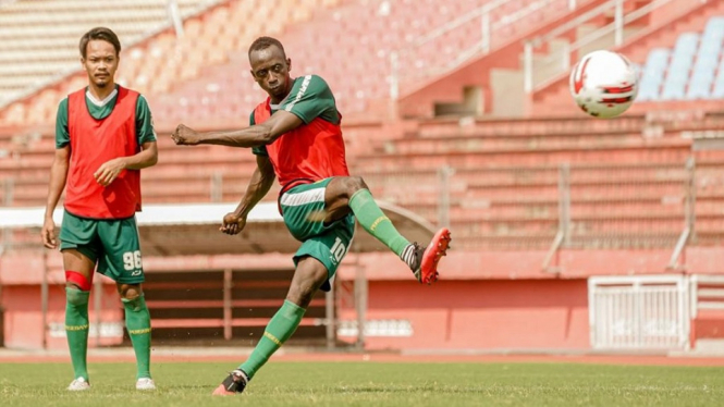 Makan Konate Betah Tinggal di Indonesia karena Banyak Masjid (Foto: persebaya.id)