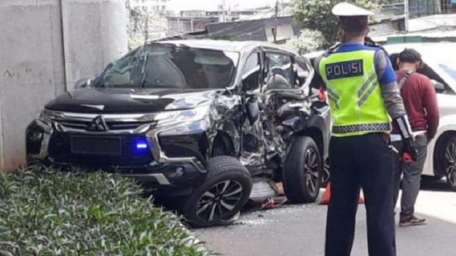 mobil istri boy rafli ditabrak vivanews