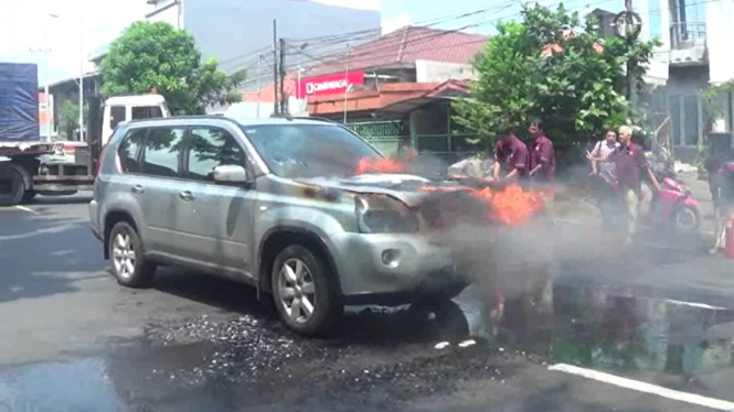 Mobil SUV Terbakar di Jalan Perak Barat Kota Surabaya