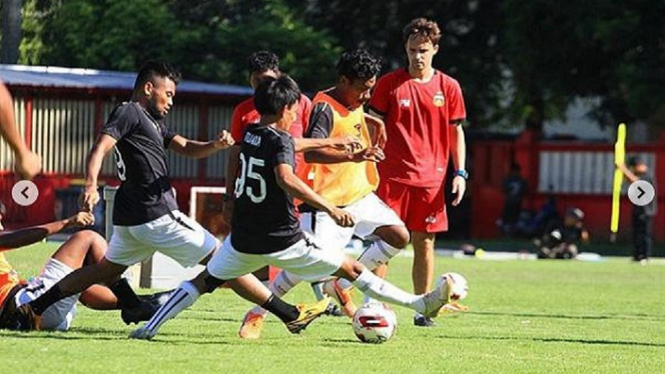 Paul Munster pimpin latihan Saddil Ramdani dkk