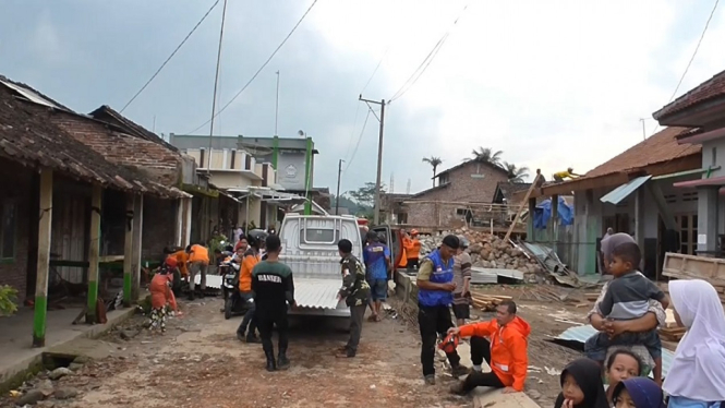 PULUHAN RUMAH DAN MESJID DITERJANG ANGIN PUTING