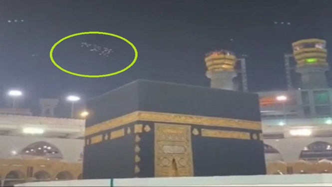 Video Gerombolan Burung Berwarna Putih Mengelilingi Ka'bah Beredar Viral (Foto Tangkap Layar Video)