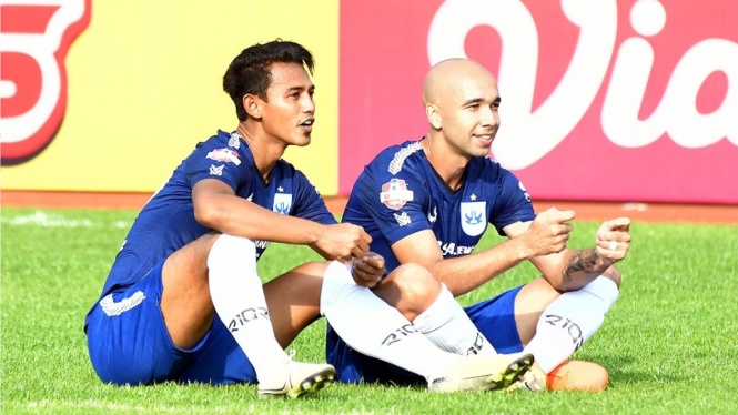 PSIS Semarang unggul 2-0 atas Arema FC lewat gol Hari Nur Yulianto (45'), dan Bruno Silva (47')