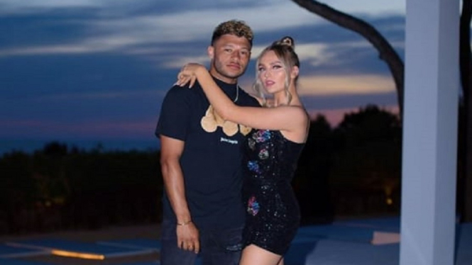 Isolasi Diri, Alex Oxlade Chamberlain Asyik Main TikTok Bareng Pacar (Foto: IG/PerrieEdwards)