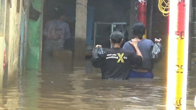 Banjir 1 Meter Masih Rendam Kawasan Kampung Melayu Jakarta Timur