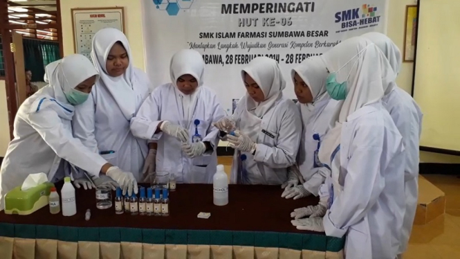 Pelajar SMK Islam Farmasi di NTB Produksi Hand Sanitizer dan Bagikan Gratis