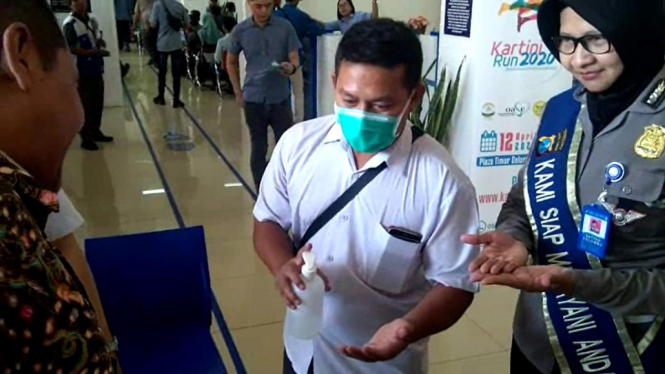 Pemohon Pembuatan SIM Wajib Cuci Tangan dan Tes Suhu Tubuh