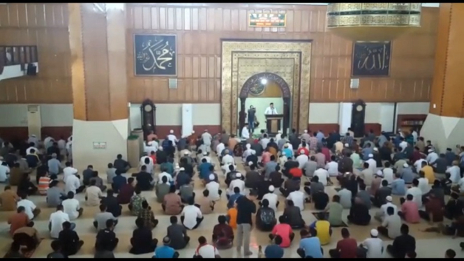 sholat jumat jarak satu meter di tasik (1)