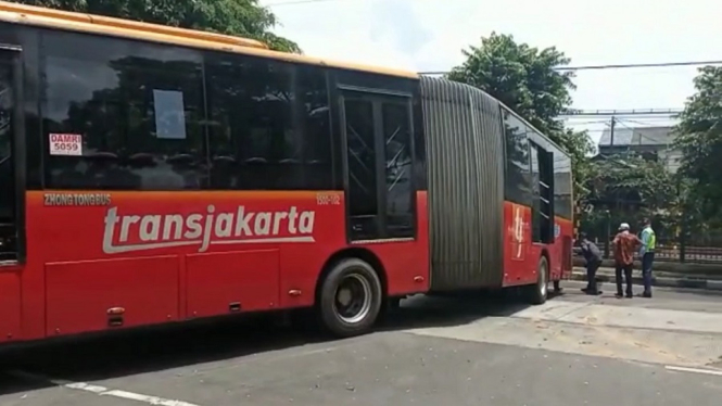 Bus Gandeng Transjakarta Mogok di Duren Sawit, Arus Lalu Lintas Macet