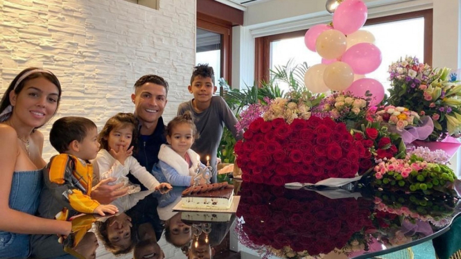 Cristiano Ronaldo tengah menjalani isolasi mandiri di kampung halamannya di Madeira, Portugal, bersama keluarganya