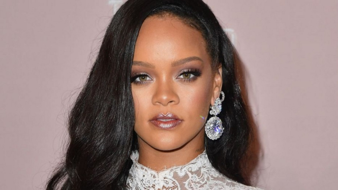 Rihanna Sumbang 80 Miliar Rupiah untuk Penyembuhan Corona
