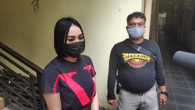 Aktris Seksi Bebby Penuhi Panggilan Polisi Terkait Kepemilikan Senjata Api Ilegal (Foto ANTV-Syaiful)