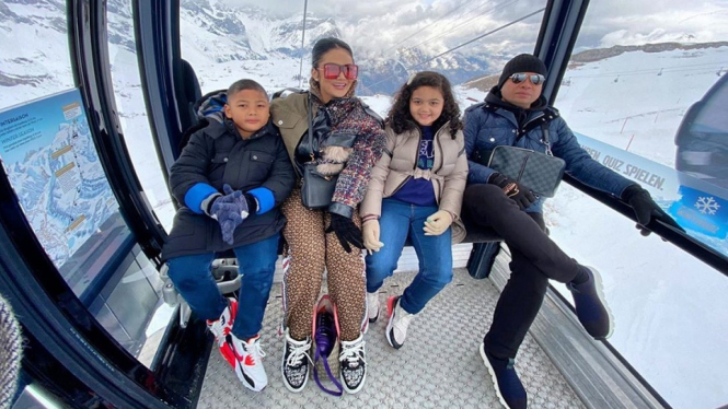 (Krisdayanti dan keluarga/ Foto: Instagram @raullemos06)