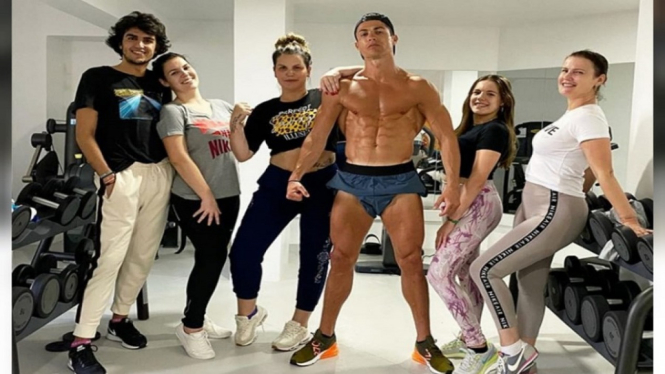 Berjuang Melawan Virus Corona, Cristiano Ronaldo Pamer Otot (Instagram/KatiaAveiro)