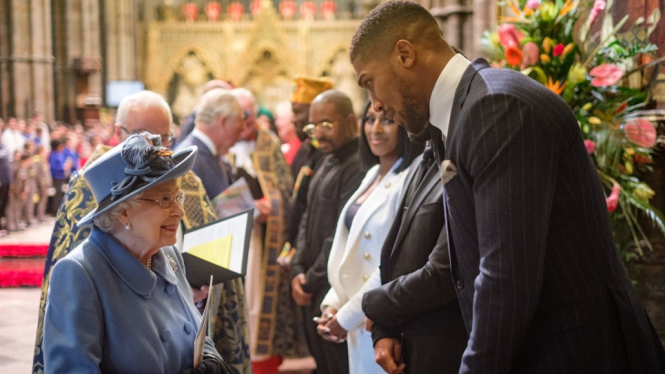Anthony Joshua sempat bertemu dengan Pangeran Charles di Gereja Westminster Abbey, London, Inggris