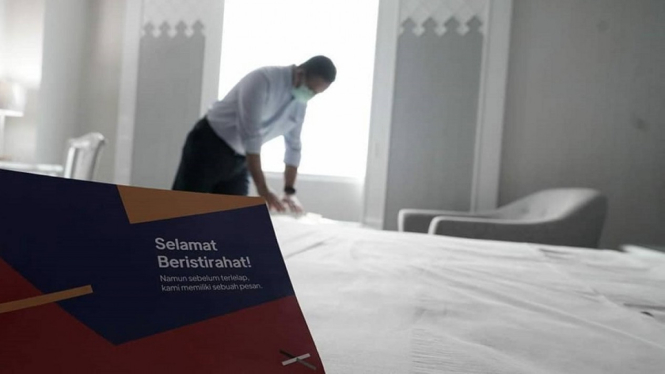 Saat Anies Baswedan Merapikan Tempat Tidur Tim Medis di Hotel Grand Cempaka (Foto Instagram @aniesbaswedan)