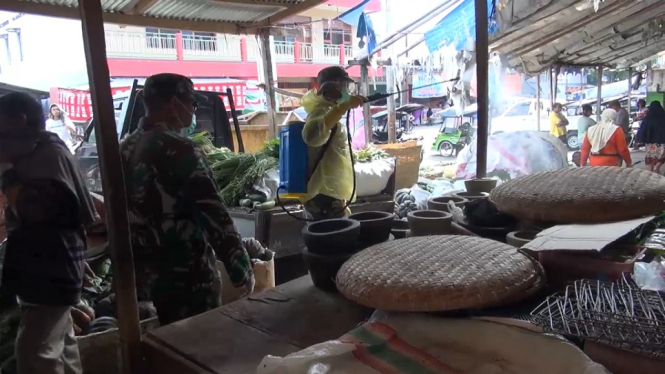 Lawan Covid-19, Semprot Disinfektan di Pasar Sentral Gorontalo