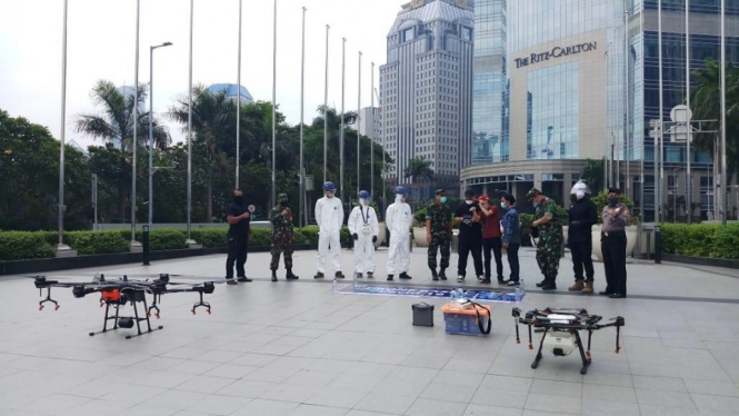 Drone semprotkan jalanan di Jakarta Selatan dengan Disinfektan