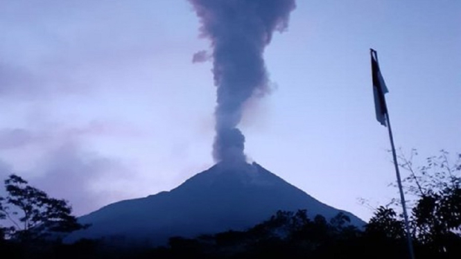 Gunung Merapi yang berada di perbatasan Jawa Tengah dan Yogyakarta, pagi ini kembali erupsi.