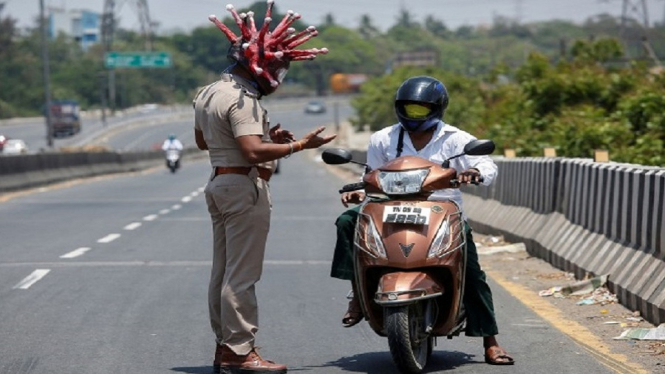 Lockdown 21 Hari, Ini Cara Unik Polisi India Razia Warga untuk Kembali ke Rumah (Foto Reuters-P. Ravikumar)