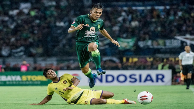 Persebaya vs Persik foto action kick off Liga 1 2020