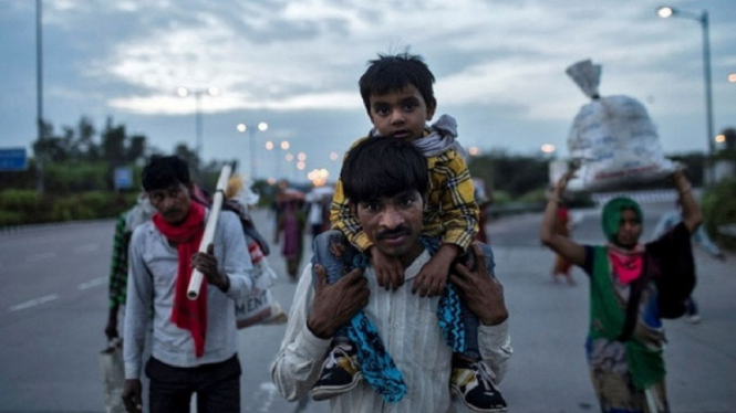 Imbas Lockdown, Ribuan Buruh Kasar India Nekat Mudik Jalan Kaki (Foto Reuters)