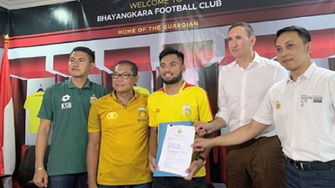 Saddil Ramdani saat menandatangani kontrak bersama klubnya saat ini Bhayangkara FC
