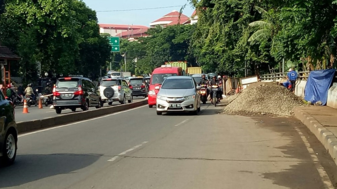 Perbaikan jalan di jalan raya bogor