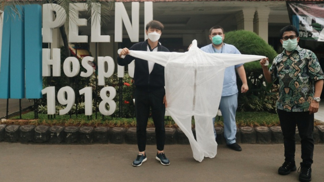 Shin Tae-yong saat memberikan donasi berupa Alat Pelindung Diri (APD) kepada salah satu rumah sakit di Jakarta
