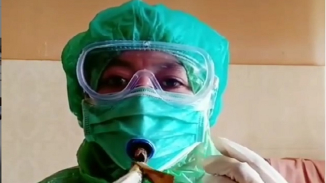 Viral video Cara Makan Perawat Pasien Covid-19 yang Masih Mengenakan Masker (Foto Tangkap Layar Instagram @selviana)