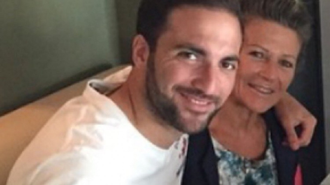 Striker Juventus, Gonzalo Higuain bersama sang ibunda yang tengah sakit kanker