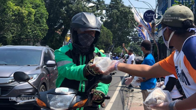 Arema FC Peduli Nasib Ojol dan Pekerja Jalanan Di Masa Pandemi Corona