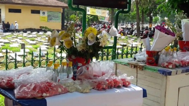 Dampak Wabah Corona, Penjual Bunga dan Petugas Makam TPU Menjerit  (Foto Istimewa)