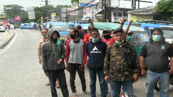 Ratusan Sopir Angkot di Kota Depok Mogok Angkut Penumpang