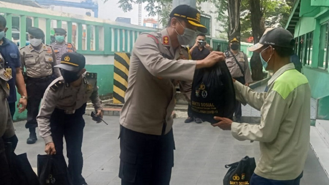 Peduli Dampak Covid-19, Polres Pelabuhan Tanjung Priok Bagikan Paket Sembako (Foto Humas Polres Pelabuhan Tanjung Priok)